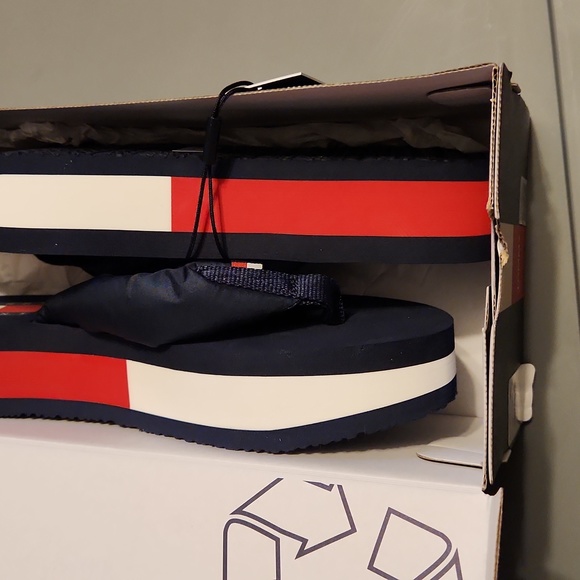 Tommy Hilfiger size 9 & 10 Blue thong sandals. - Picture 5 of 5